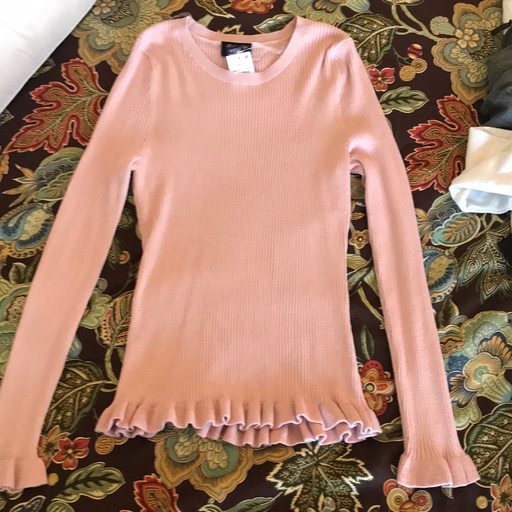 Long sleeve pink blouse with ruffles